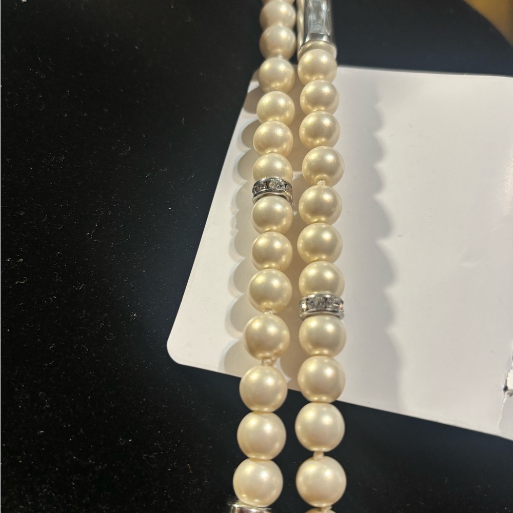 LOT A – Chunky pre owned Necklace Elegant Pearl Necklace with Silver Accents